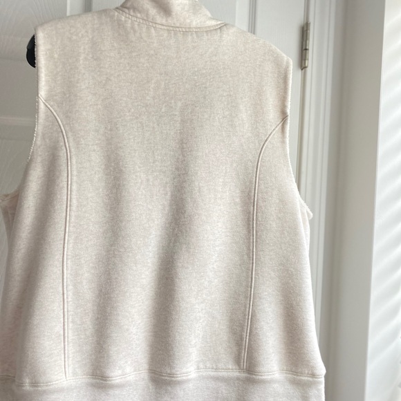 Warm, soft, stylish vest. Polyester fleece lined. - Picture 2 of 8